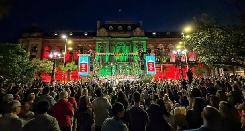 Más de 3 mil personas disfrutaron del concierto “Santa Fe Canta la Navidad” en la Plaza 25 de Mayo