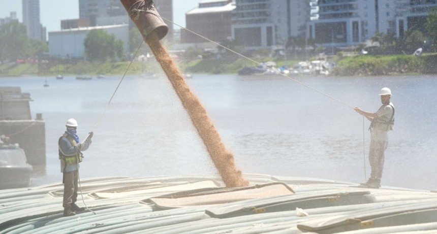 Provincia continúa potenciando el Puerto de Santa Fe: 5.000 toneladas de trigo se embarcan a San Lorenzo