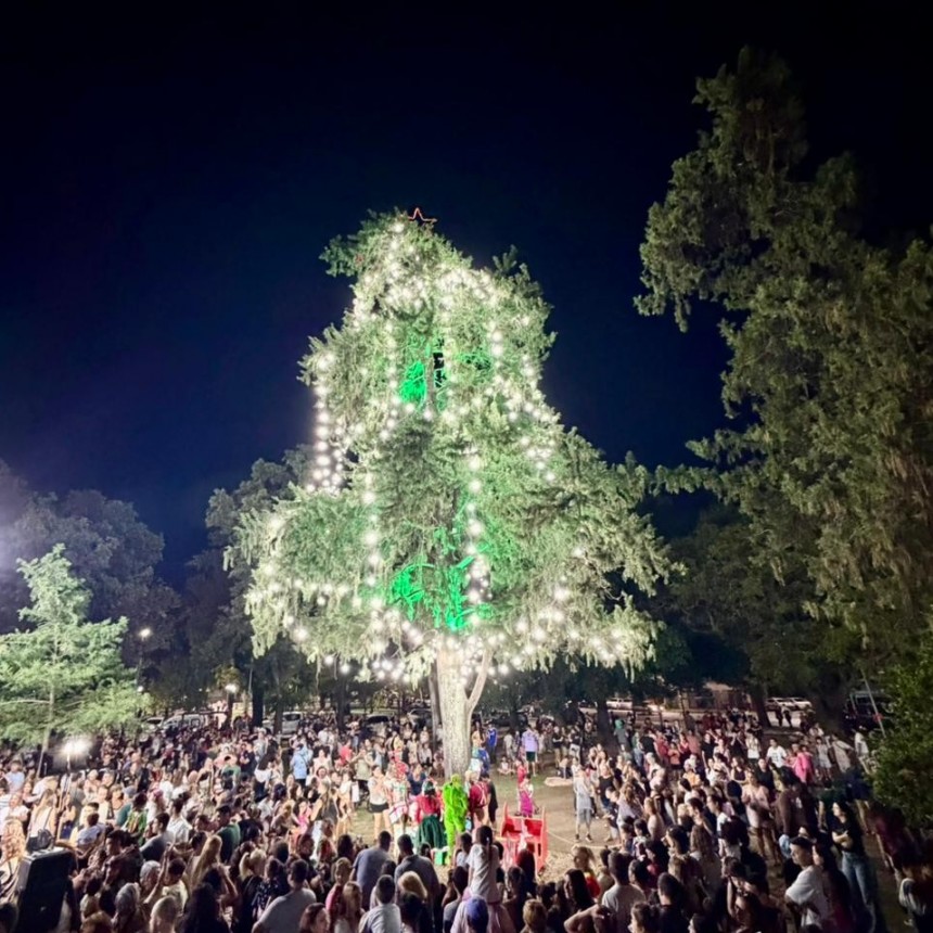 Santo Tomé: la Municipalidad realizó el encendido del Árbol de Navidad en la Plaza Libertad