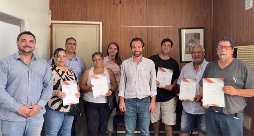 El intendente Weiss Ackerley encabez&oacute; una entrega de aportes a emprendedores de Santo Tom&eacute;