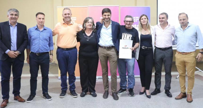 Pullaro entreg&oacute; escrituras de viviendas en Helvecia y San Javier
