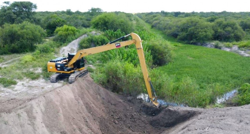 Emergencia h&iacute;drica: con intervenci&oacute;n policial, Provincia hace cerrar canales clandestinos que inundaban campos