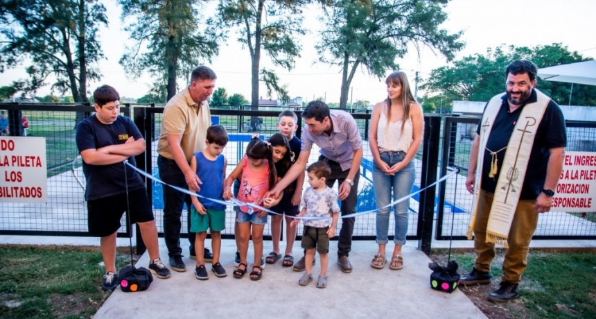 Pirola junto a vecinos y el presidente comunal Andr&eacute;s Calvo inaugur&oacute; el natatorio comunal de Mar&iacute;a Luisa