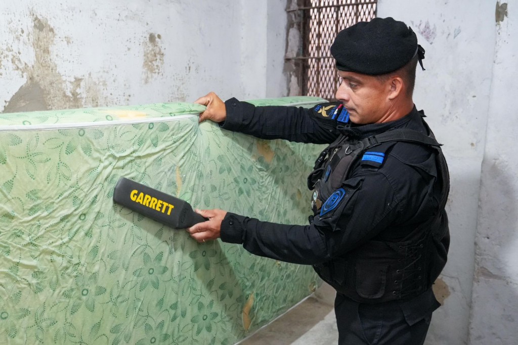Provincia entregó al Servicio Penitenciario nuevas paletas detectoras de metales
