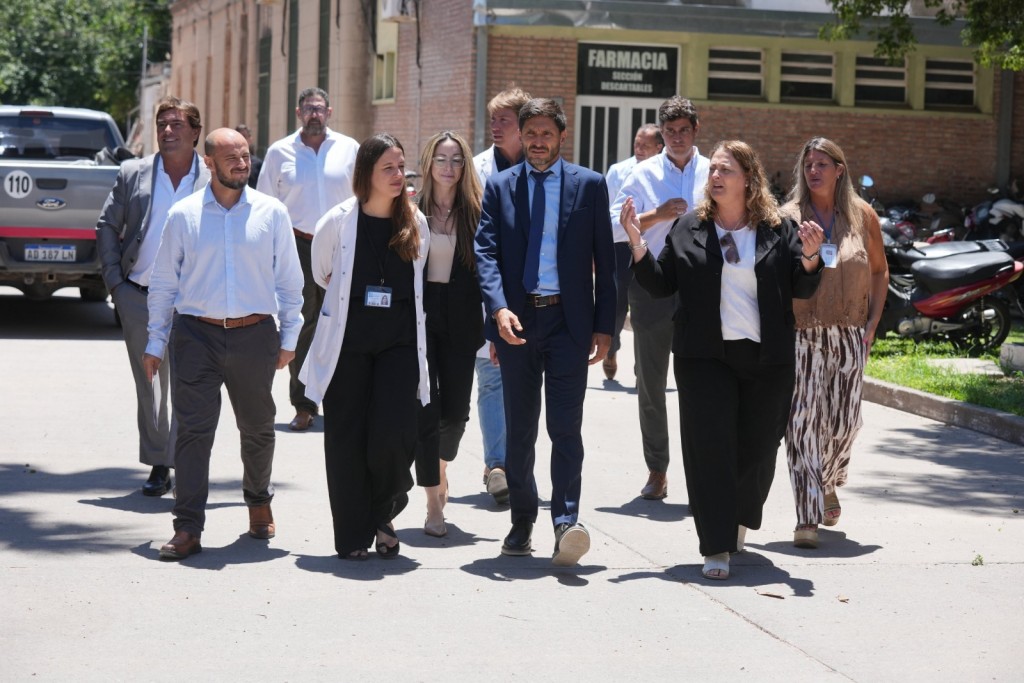 Pullaro recorrió el hospital Cullen en Santa Fe y destacó el trabajo de sus equipos de alta complejidad