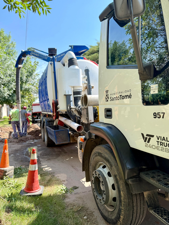 La Municipalidad de Santo Tomé realizó una reparación en la red troncal de cloacas sobre calle Buenos Aires