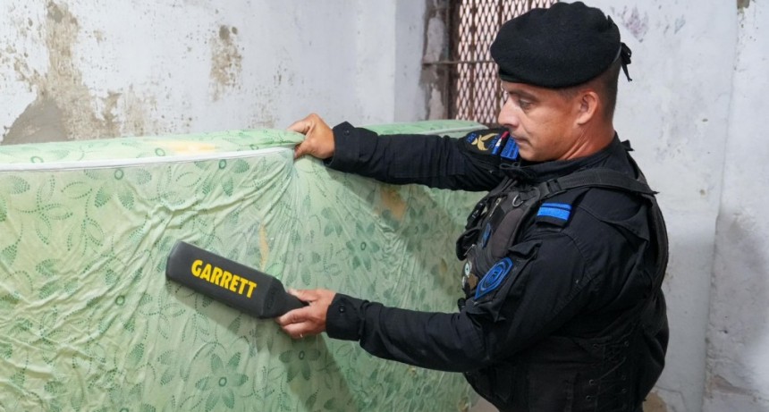 Provincia entregó al Servicio Penitenciario nuevas paletas detectoras de metales