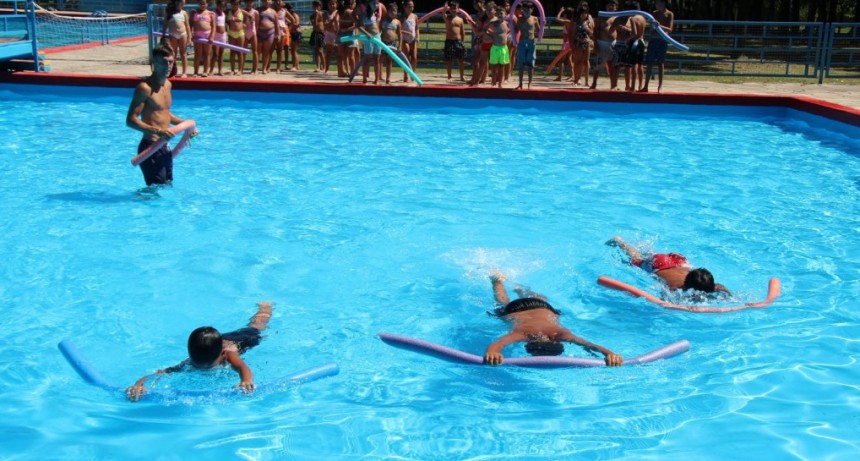 36.000 ni&ntilde;os, ni&ntilde;as y adolescentes aprenden a nadar en las Escuelas de Verano de la Provincia