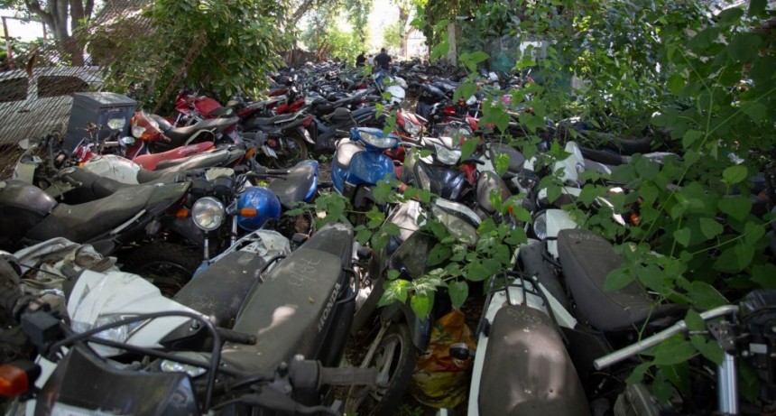 Provincia comienza a compactar los primeros 400 veh&iacute;culos del Polo Tecnol&oacute;gico de Rosario