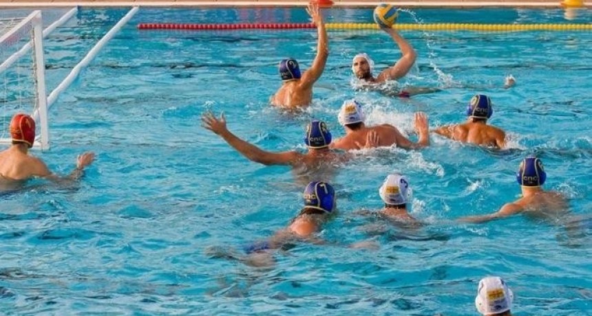 Santo Tom&eacute;: exhibici&oacute;n de waterpolo en el balneario municipal
