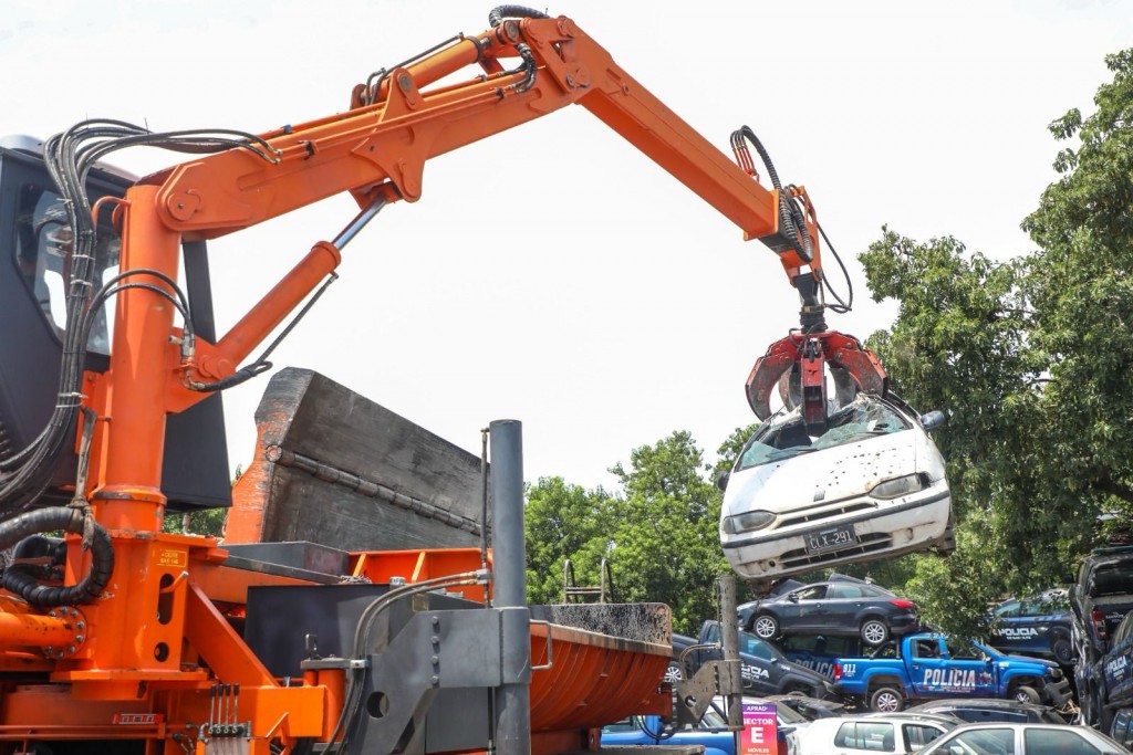 Provincia comenzó la compactación de 2.100 motocicletas y 700 vehículos en el Depósito Policial de Santa Fe