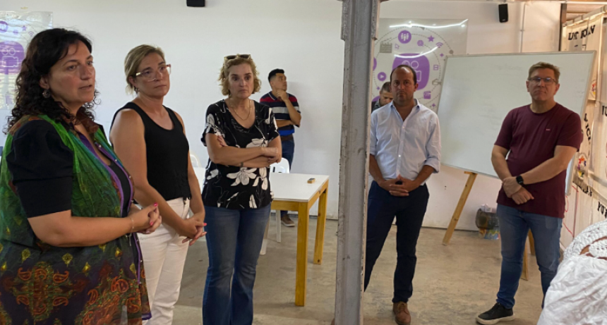 Borla y autoridades de Educaci&oacute;n en el inicio de las tutor&iacute;as presenciales en San Justo