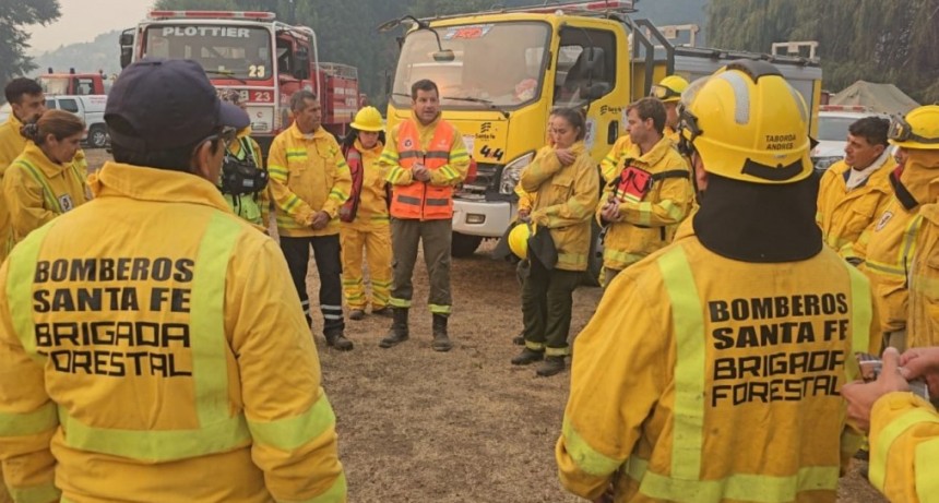 Intenso trabajo de brigadistas santafesinos en el combate de incendios en la Patagonia