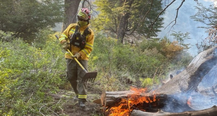 Veinte brigadistas santafesinos llegaron a Neuqu&eacute;n para reemplazar a sus compa&ntilde;eros en el combate de incendios