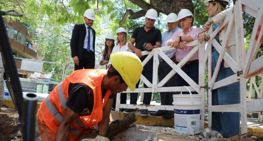 Pullaro recorri&oacute; las obras de renovaci&oacute;n de ca&ntilde;er&iacute;as de agua potable en el microcentro santafesino