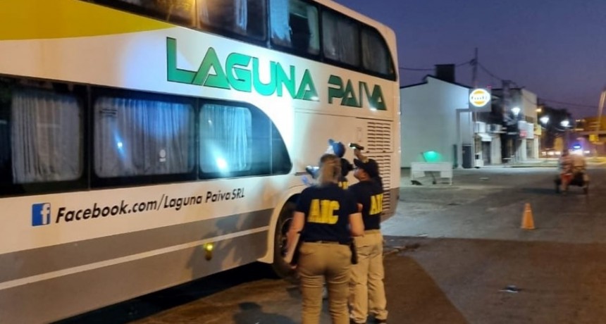 Santa Fe: balearon un colectivo que transportaba agentes penitenciarios a Pi&ntilde;ero