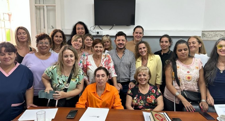 Castell&oacute; recibi&oacute; a mujeres de Instituciones intermedias