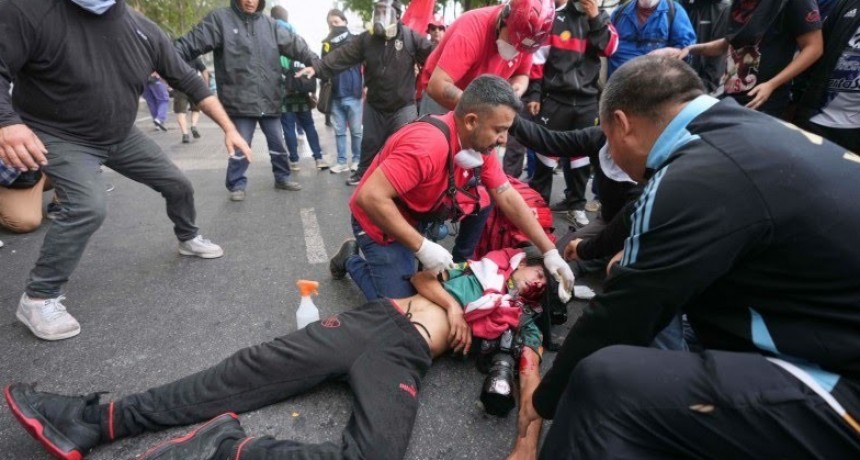 El fot&oacute;grafo herido en la marcha fue operado, sigue en estado cr&iacute;tico y piden dadores de sangre