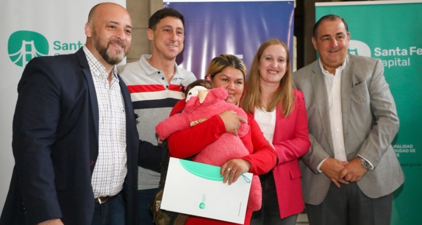 Provincia y Municipio entregaron escrituras a familias de la ciudad de Santa Fe