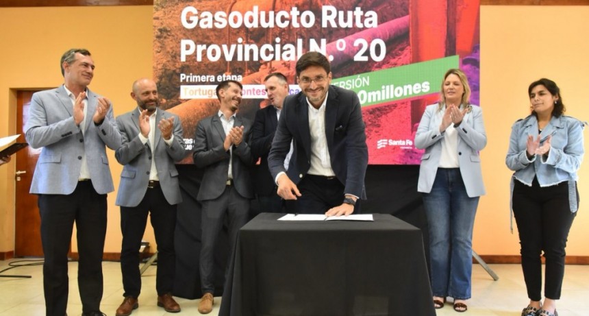 Pullaro: &ldquo;Comenzamos esta red de gasoductos para desarrollar la potencia productiva de la provincia&rdquo;