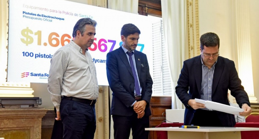 Pullaro: &ldquo;La Polic&iacute;a utilizar&aacute; armas de baja letalidad para garantizar orden en la sociedad y mayores niveles de paz&rdquo;