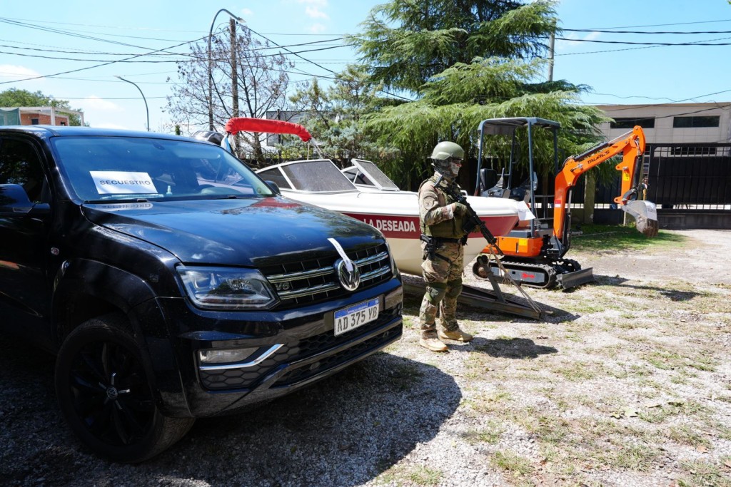 Allanamientos en Rosario y la regi&oacute;n: secuestran un arsenal enterrado y detienen a tres personas