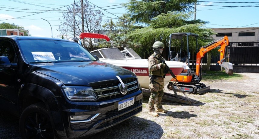 Allanamientos en Rosario y la regi&oacute;n: secuestran un arsenal enterrado y detienen a tres personas