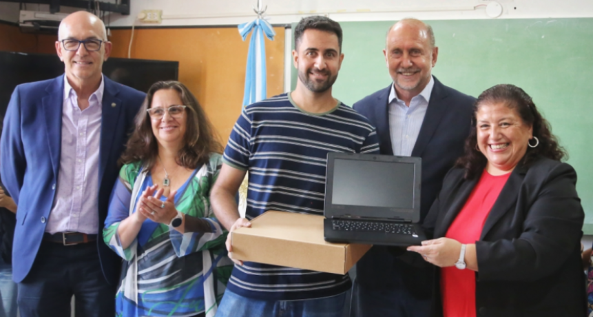 El gobernador Omar Perotti entreg&oacute; 150 netbooks a institutos t&eacute;cnicos de Rosario