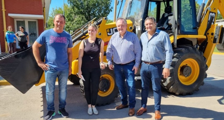La Comuna de Ambrosetti incorpor&oacute; una nueva m&aacute;quina retroexcavadora al &ldquo;recuperado parque automotor&rdquo;