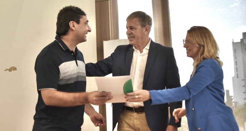 Jat&oacute;n entreg&oacute; 25 nuevas licencias de taxis