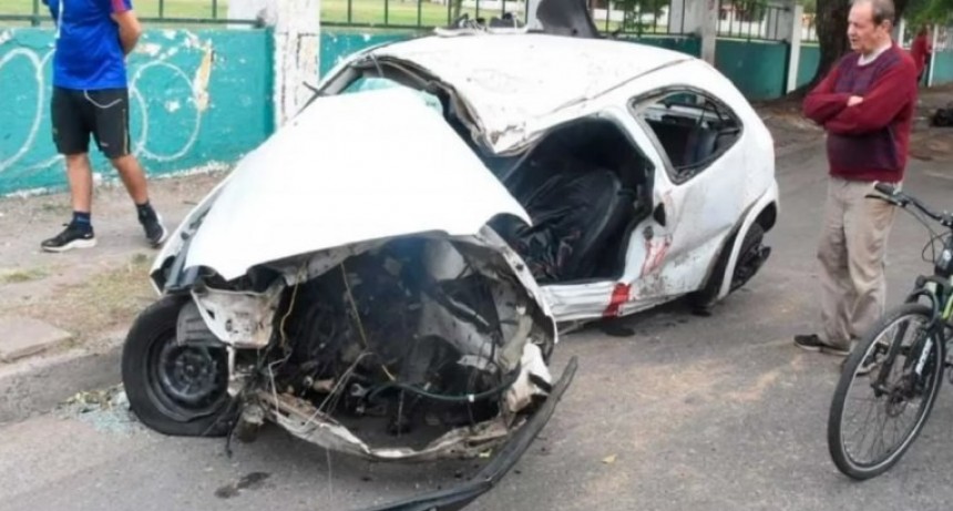 Muri&oacute; un joven que choc&oacute; contra un &aacute;rbol y su acompa&ntilde;ante fue internado en grave estado