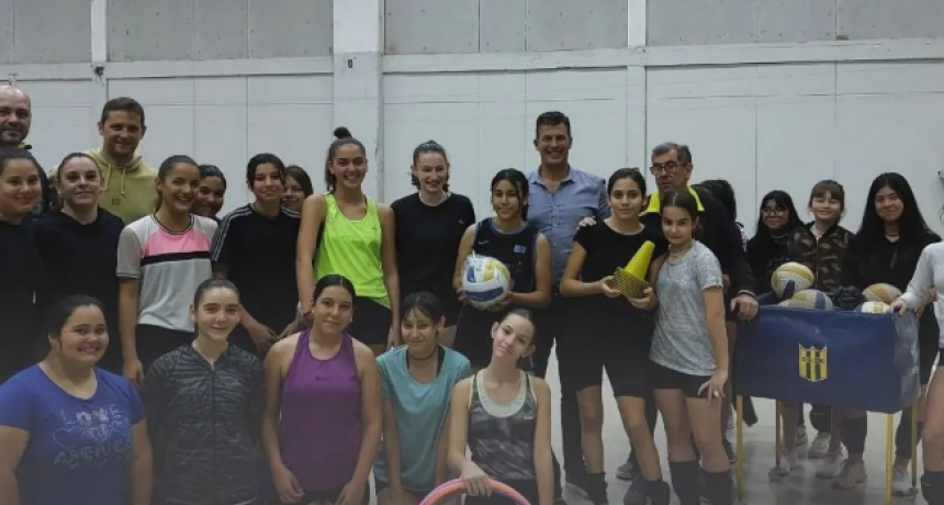 El senador Diana entreg&oacute; materiales deportivos a clubes de G&aacute;lvez