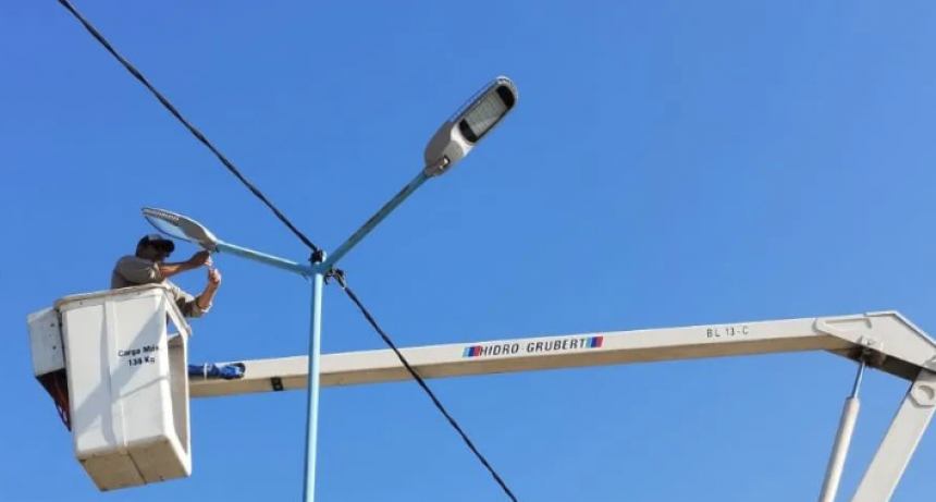 San Crist&oacute;bal: contin&uacute;a el recambio lum&iacute;nico en Bv. Rivadavia