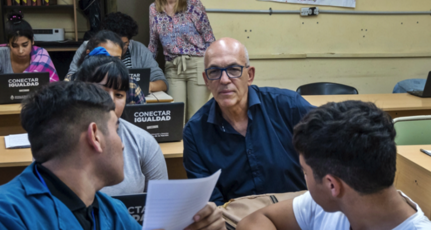 El ministro de Educaci&oacute;n V&iacute;ctor Debloc recorre los establecimiento educativos beneficiados por "Santa Fe M&aacute;s Conectada"