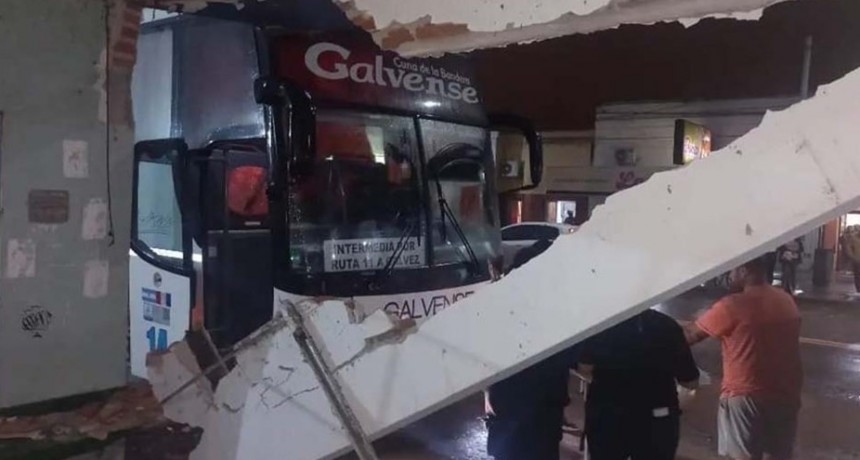 Un colectivo choc&oacute; y destroz&oacute; una garita en Sauce Viejo