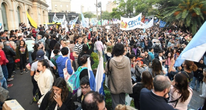 Masiva concentraci&oacute;n y abrazo simb&oacute;lico en defensa de la universidad p&uacute;blica en Santa Fe