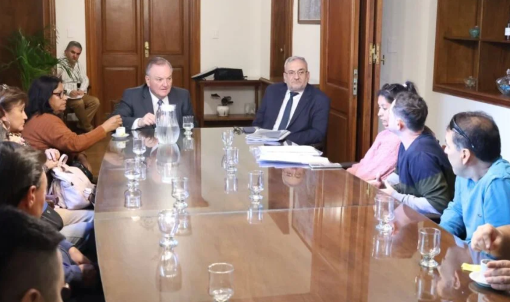 Trabajadores de la empresa l&aacute;ctea &ldquo;Ver&oacute;nica&rdquo; fueron recibidos por los senadores Felipe Michlig y Alcides Calvo