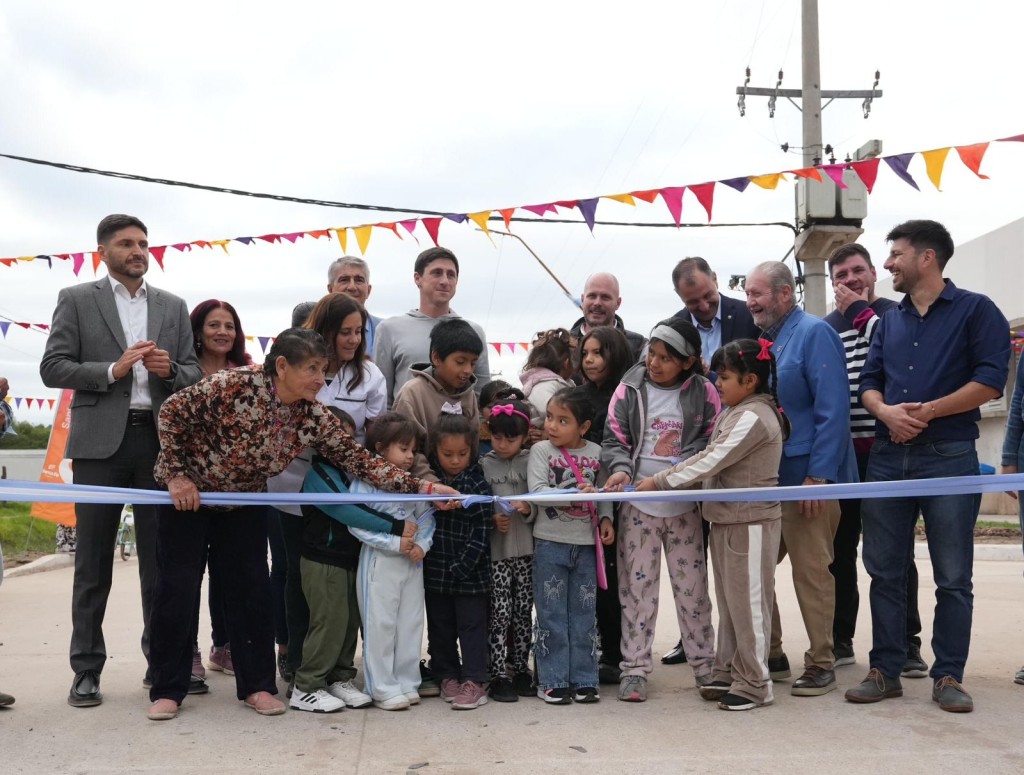 Hace un a&ntilde;o una escuela, ahora pavimento: Pullaro inaugur&oacute; otra obra clave en Monte Vera