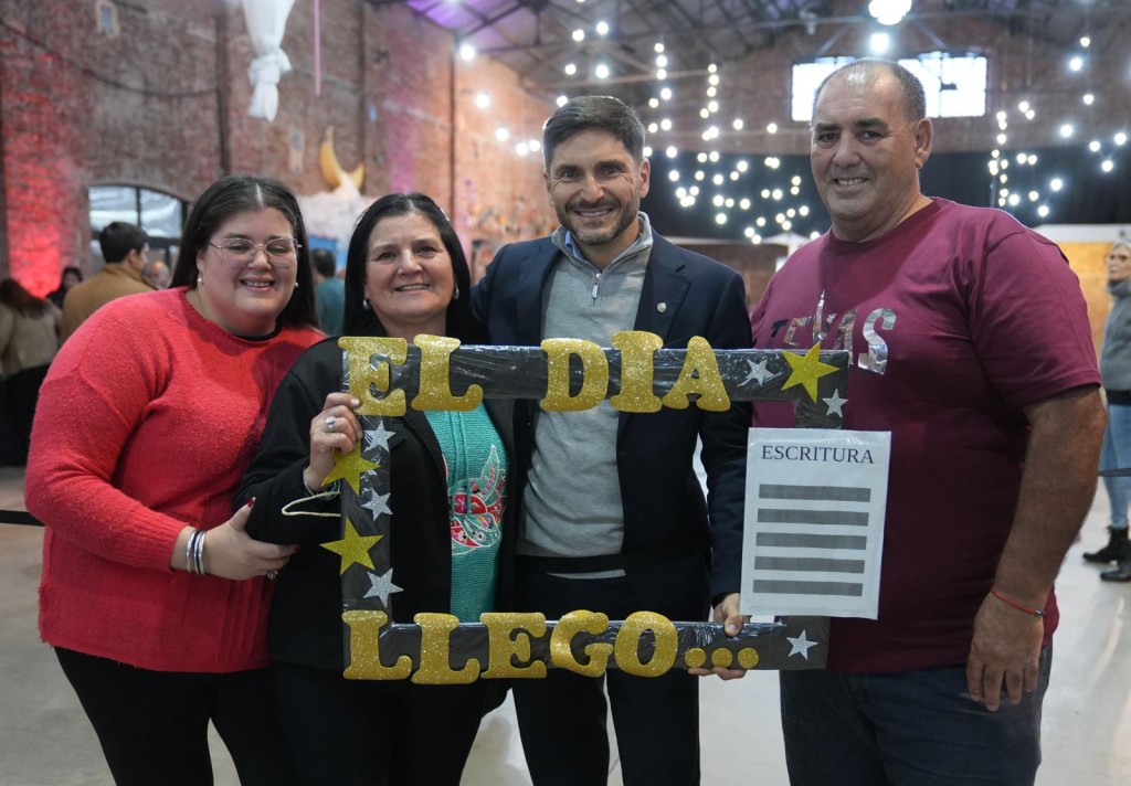 Sue&ntilde;o cumplido para 190 familias: Pullaro encabez&oacute; una nueva entrega de escrituras de viviendas en Santa Fe