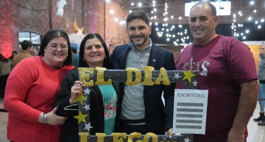 Sue&ntilde;o cumplido para 190 familias: Pullaro encabez&oacute; una nueva entrega de escrituras de viviendas en Santa Fe