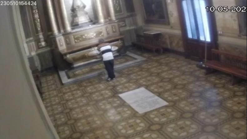 Video: un delincuente robó la corona en la Catedral de Córdoba