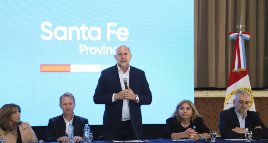 El gobernador Perotti presidi&oacute; la apertura de sobres para ampliar el Hospital Almicar Gorosito y la posta de SIES 107 en Sunchales