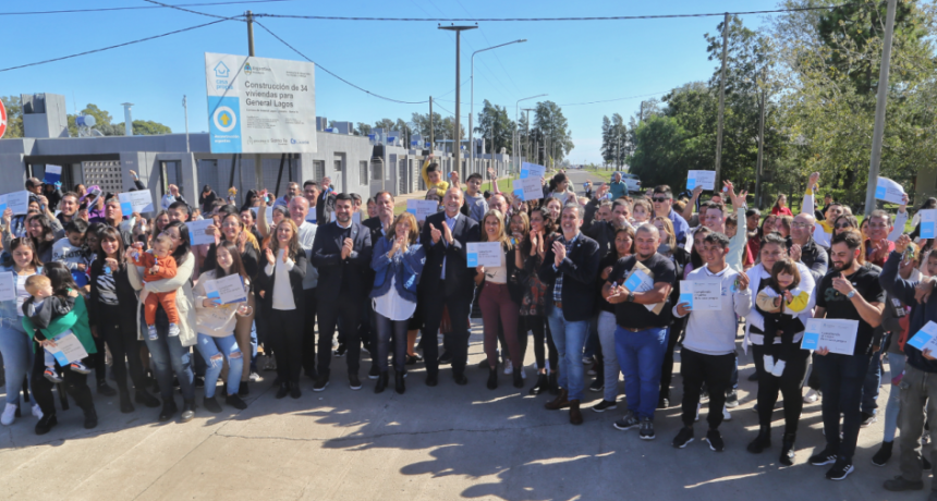 Perotti encabez&oacute; la entrega de 34 viviendas en General Lagos