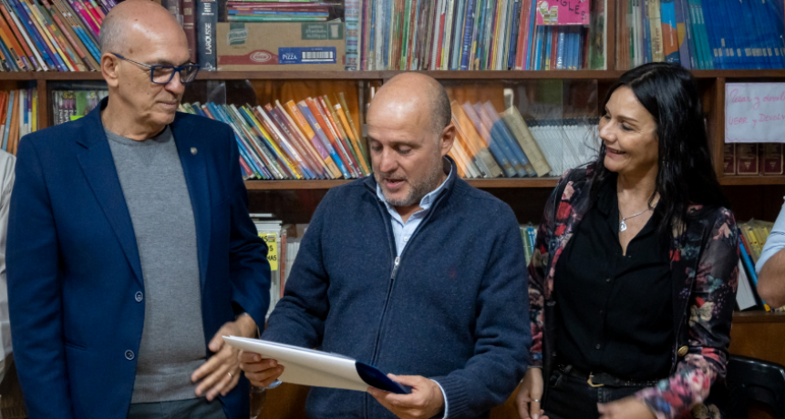 Santa Fe contin&uacute;a con la entrega de aportes para establecimientos educativos del sur provincial