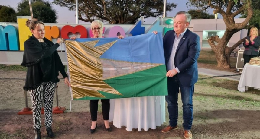 Presentaci&oacute;n de la bandera de Ambrosetti e inauguraci&oacute;n de 3 m&aacute;stiles y letrero en el acceso al pueblo