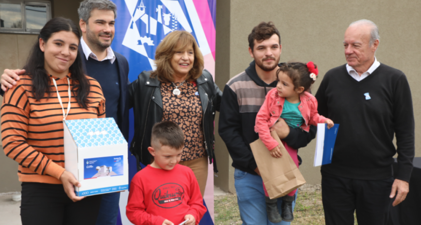 Frana encabez&oacute; la entrega de 15 viviendas en Llambi Campbell