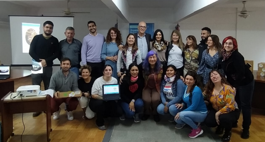 El Ministerio de Educaci&oacute;n entreg&oacute; 40 equipos inform&aacute;ticos a los Espacios CERCA