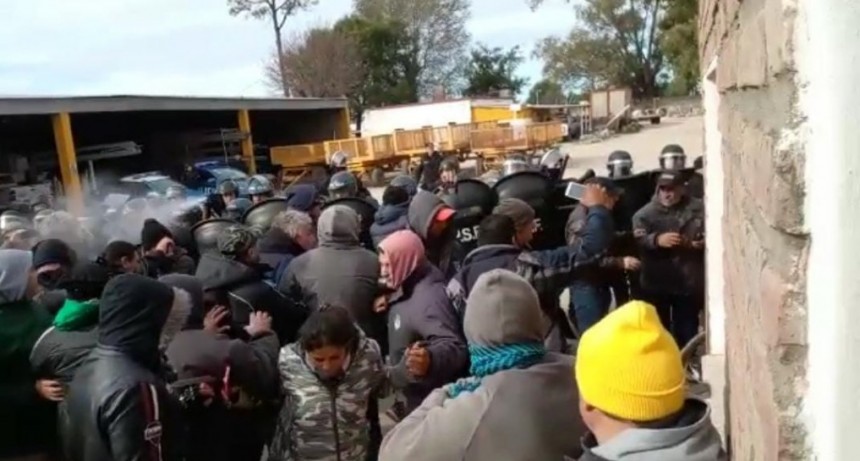 Las Rosas: Brutal represi&oacute;n policial a trabajadores municipales