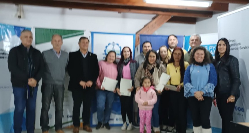 Sauce Viejo: el intendente Mario Papaleo estuvo presente en la entrega de diplomas en el Centro Comercial