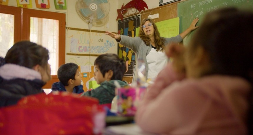 &ldquo;Asistencia Perfecta&rdquo; de la maestra santafesina que pone su canoa para ir todos los d&iacute;as a la escuela
